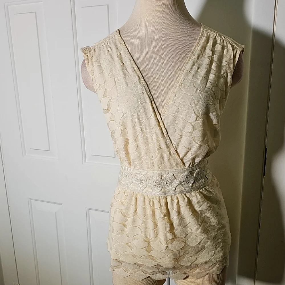 STUDIO M blous elegant‎ Cream Lace. NWT. LINED.